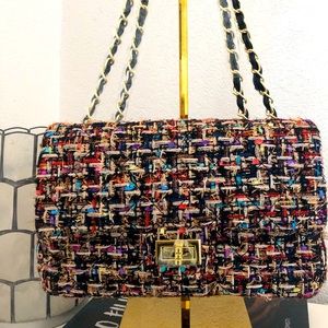 A Classic luxury design 2-way bag